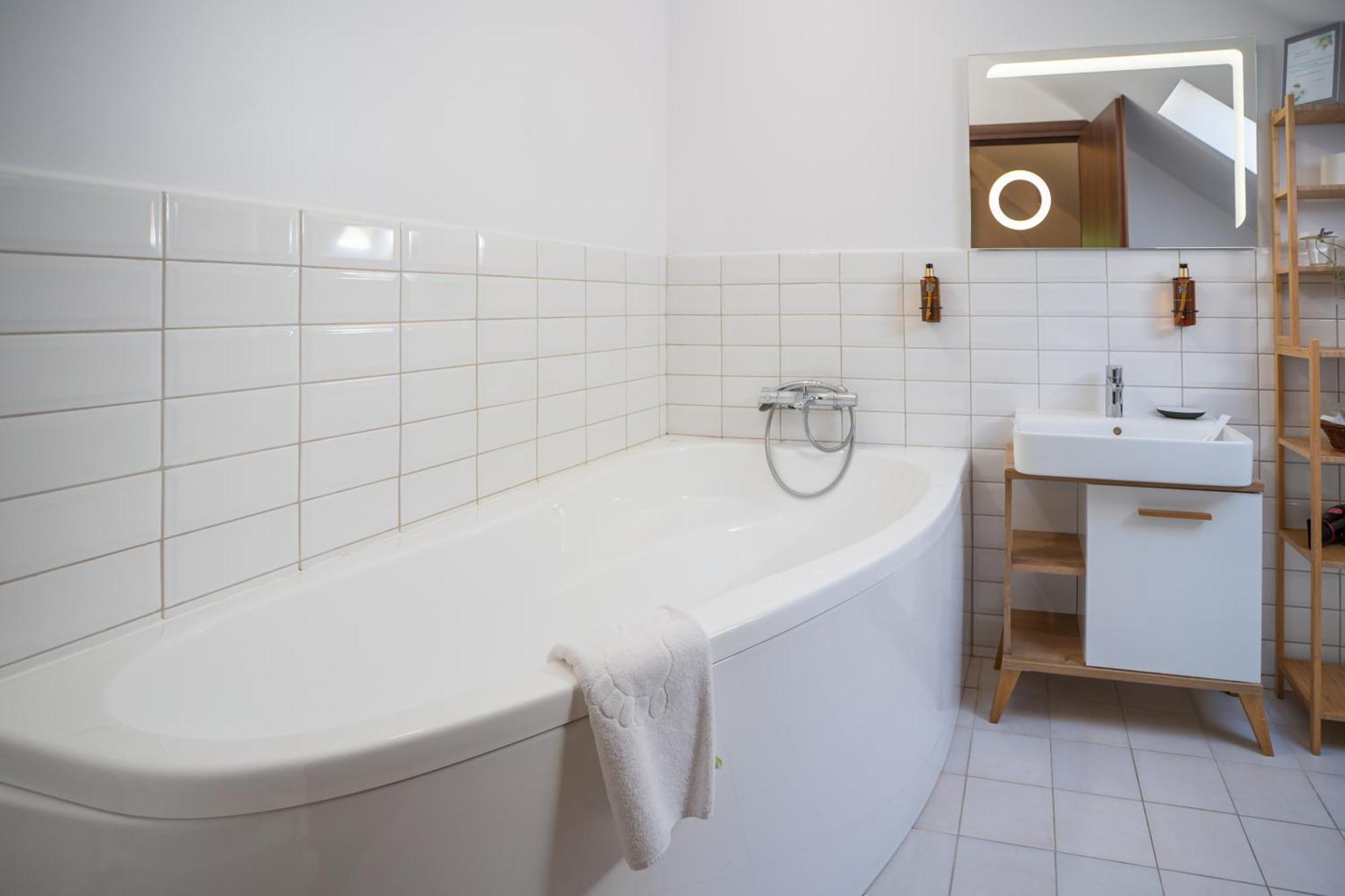 Opus Villa Sinaia Exteriör bild Bathroom with a bathtub