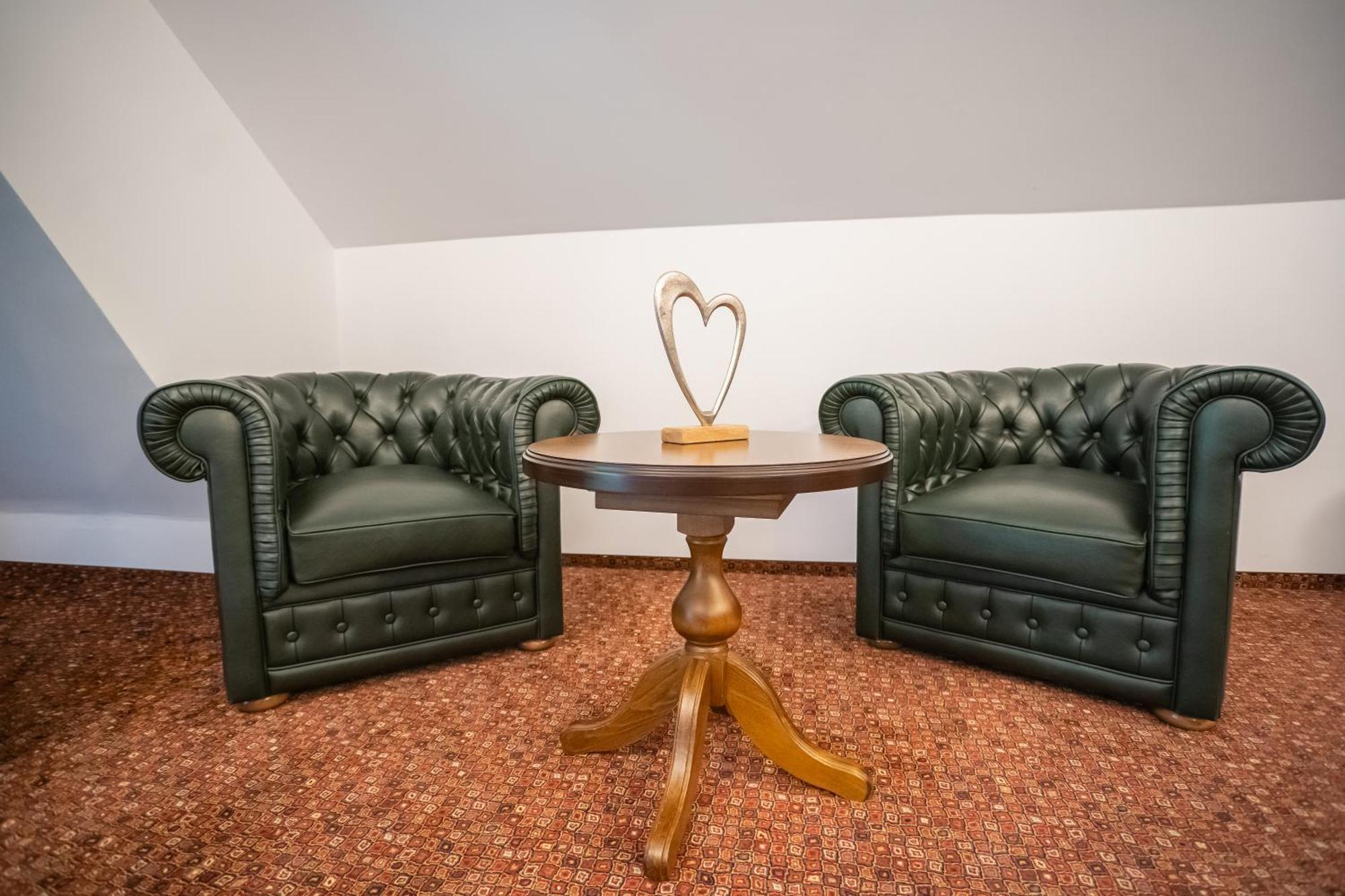 Opus Villa Sinaia Exteriör bild A pair of leather armchairs