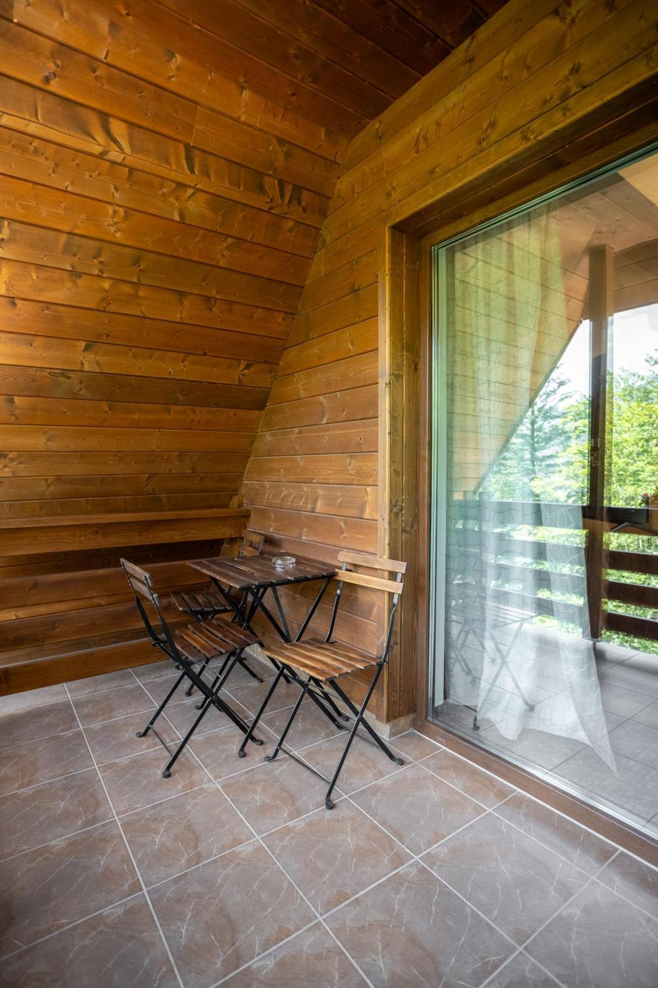 Opus Villa Sinaia Exteriör bild A balcony