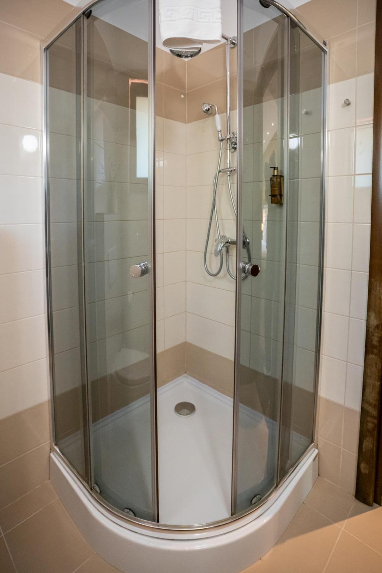 Opus Villa Sinaia Exteriör bild A shower cubicle