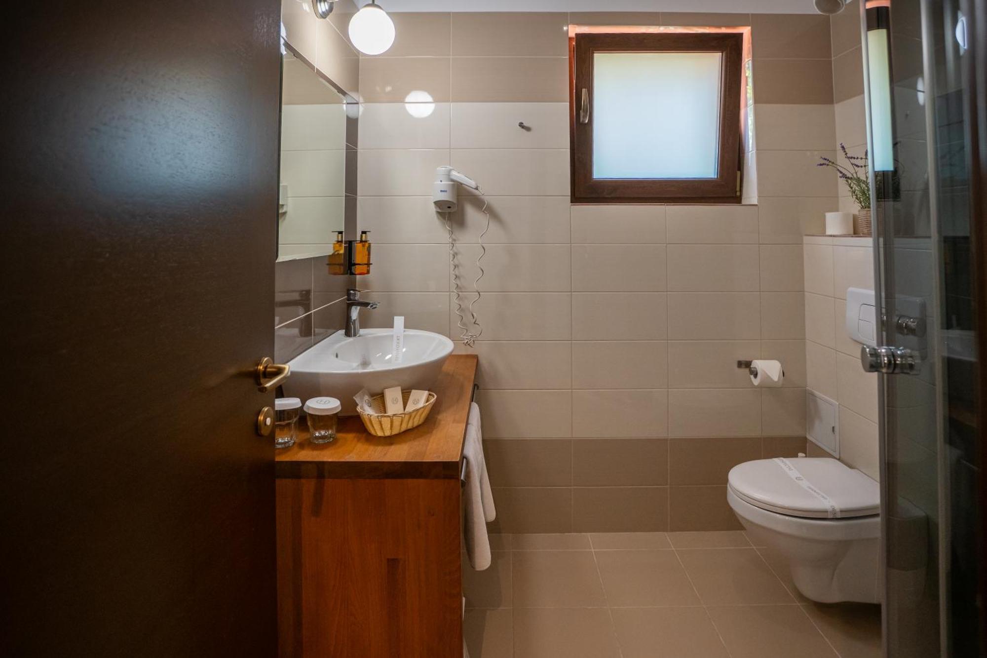 Opus Villa Sinaia Exteriör bild Bathroom