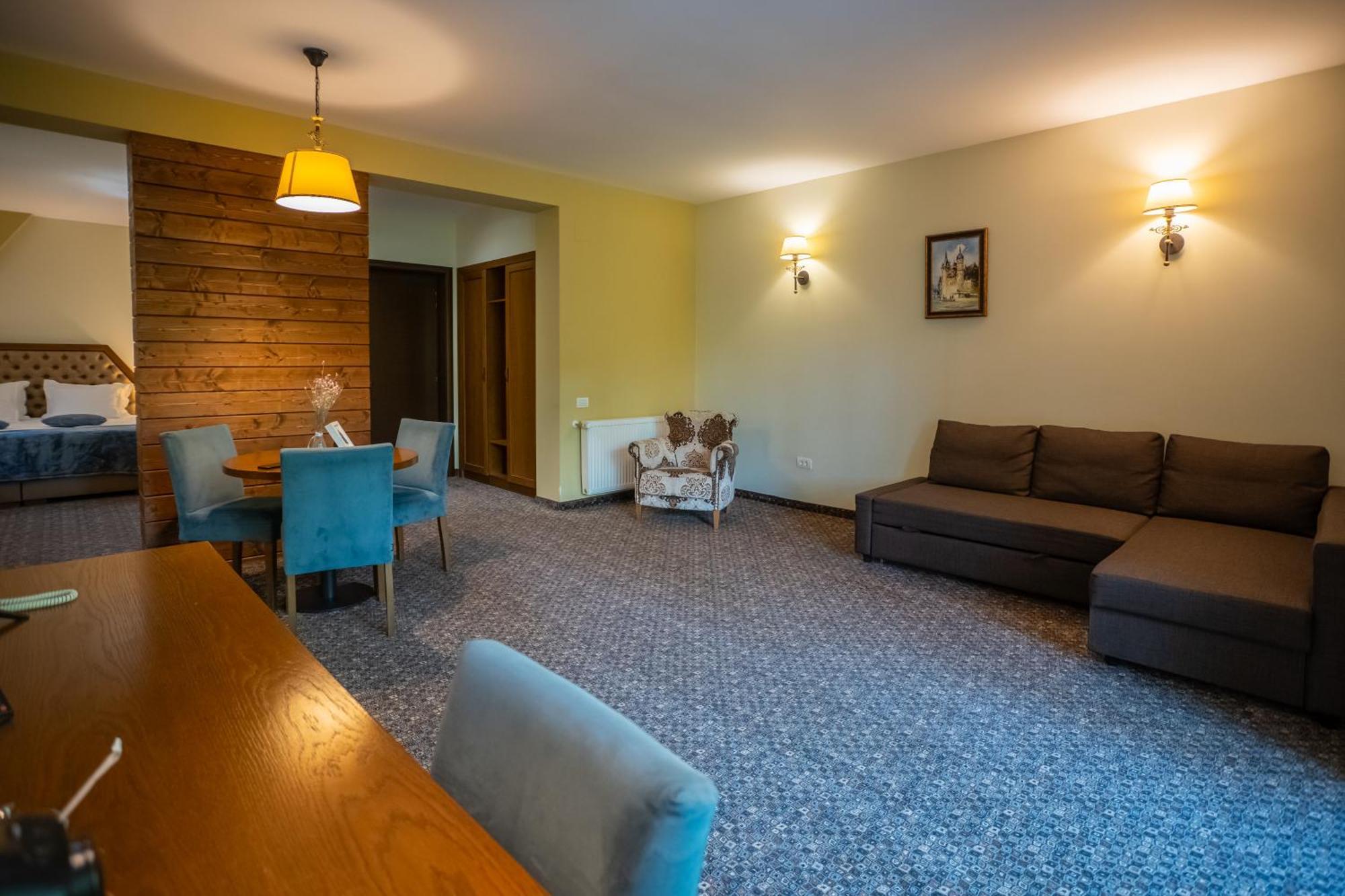 Opus Villa Sinaia Exteriör bild A living room in a typical apartment