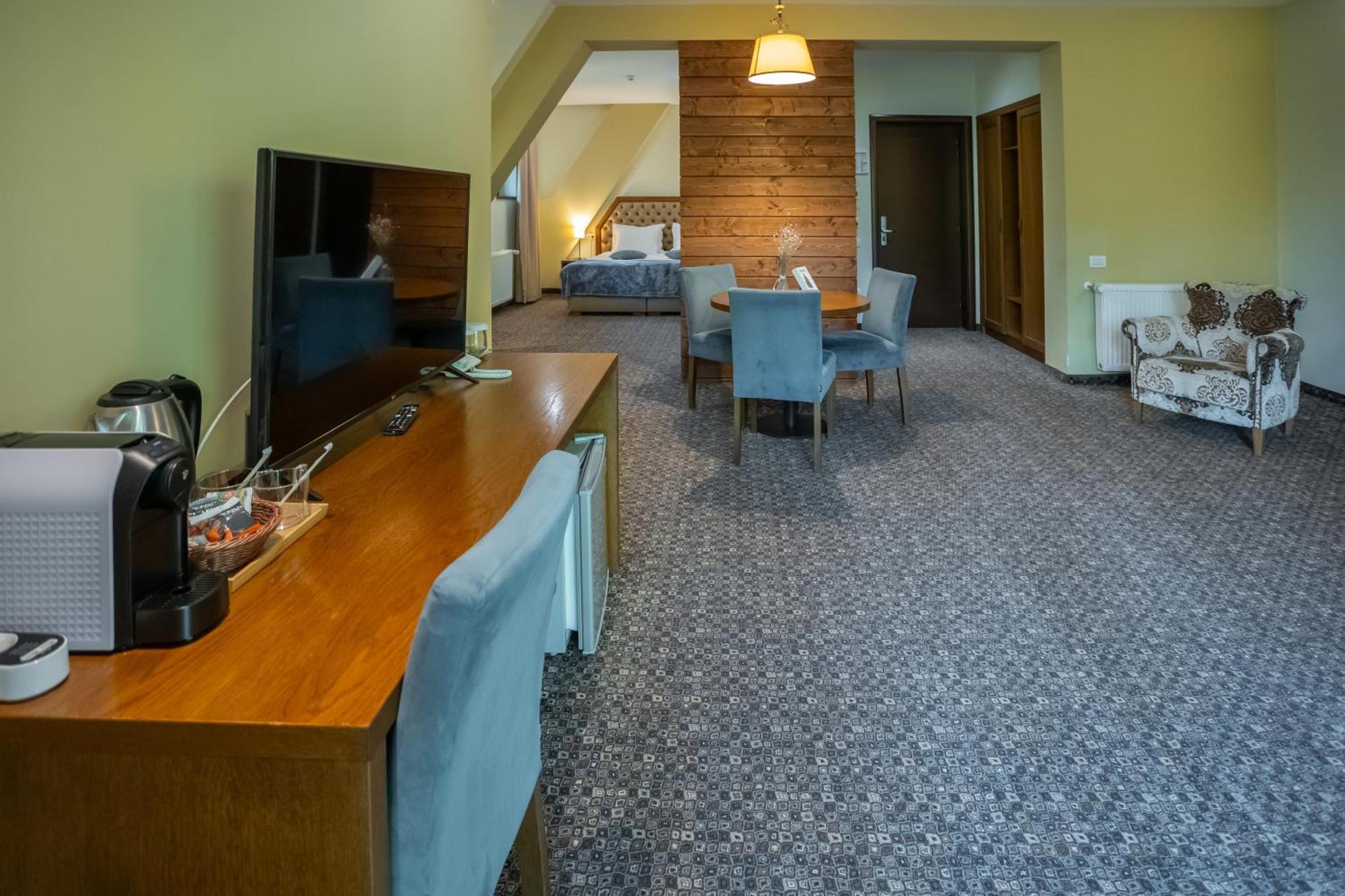 Opus Villa Sinaia Exteriör bild Suite room