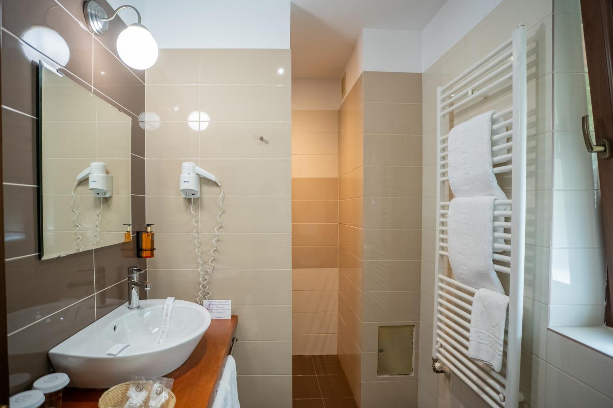 Opus Villa Sinaia Exteriör bild A walk-in shower