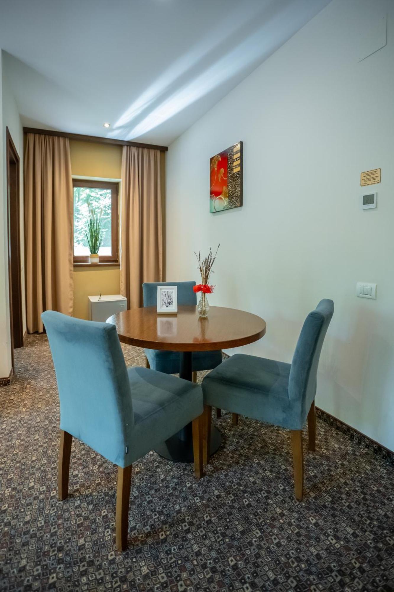 Opus Villa Sinaia Exteriör bild A dining room