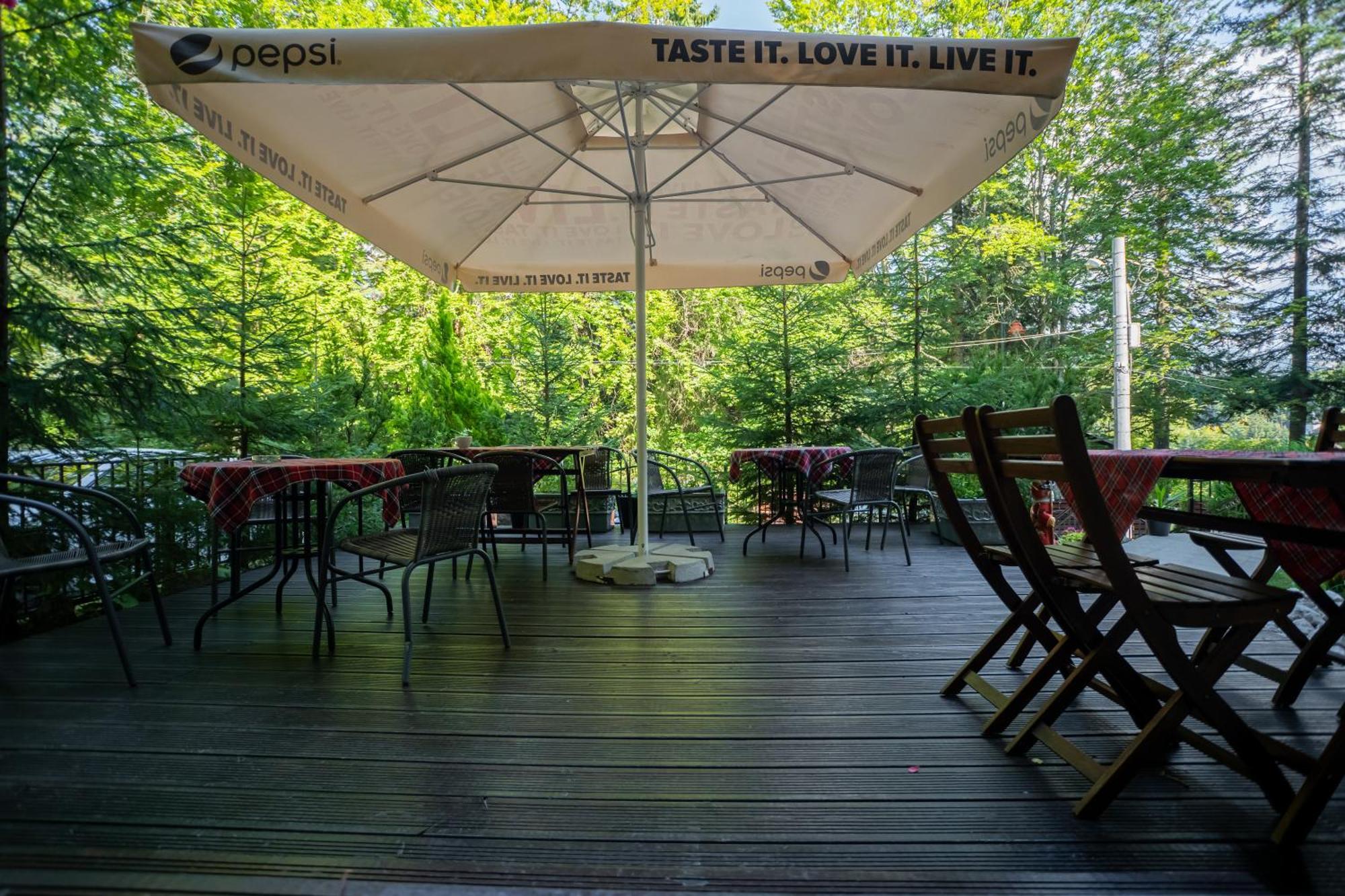 Opus Villa Sinaia Exteriör bild A patio umbrella