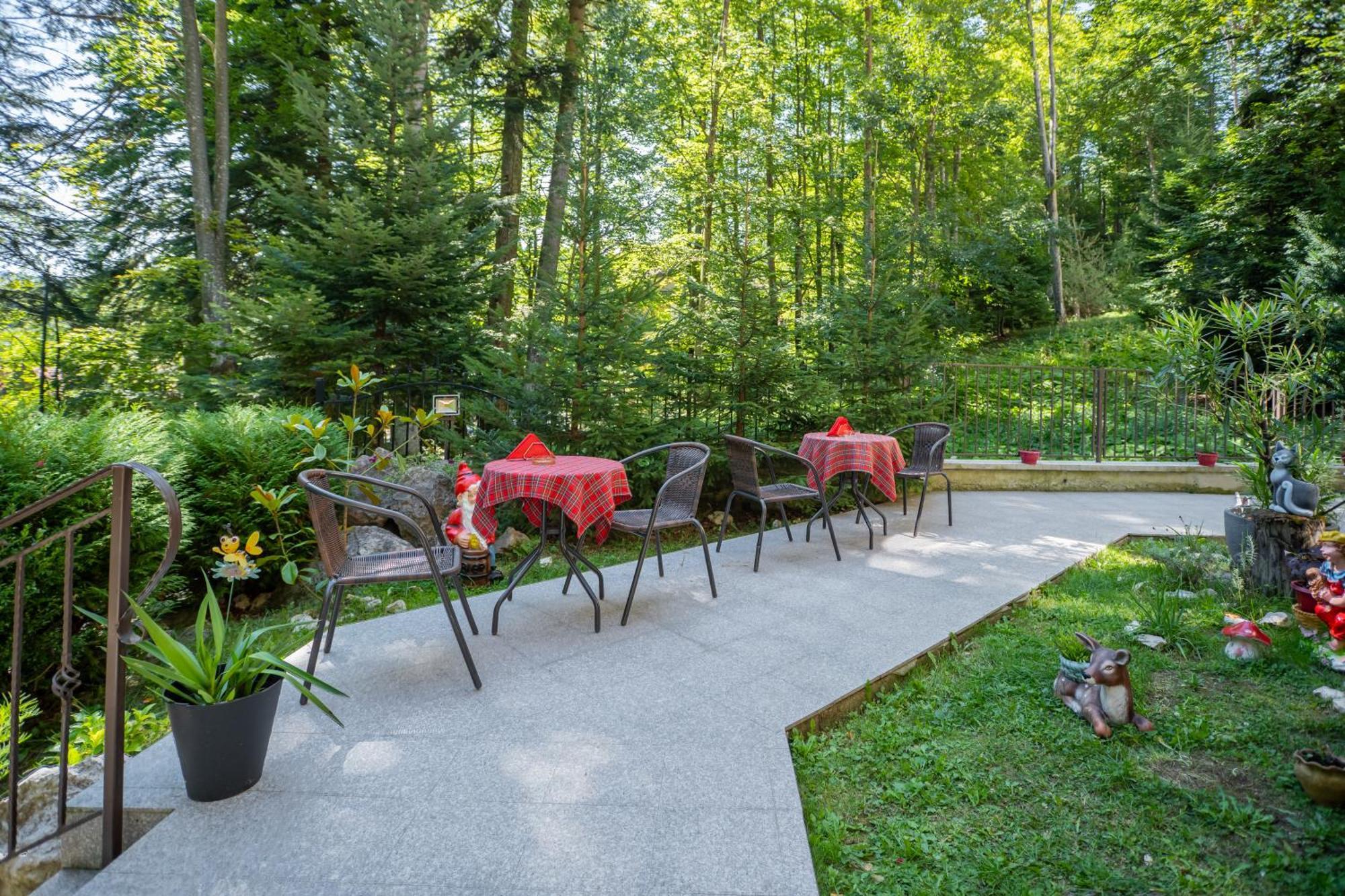 Opus Villa Sinaia Exteriör bild The restaurant in the forest