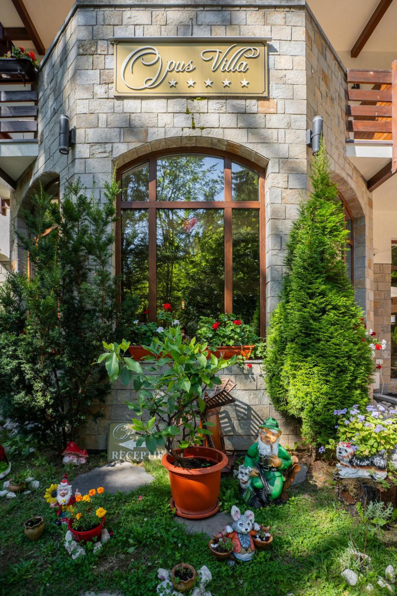 Opus Villa Sinaia Exteriör bild The courtyard of the house